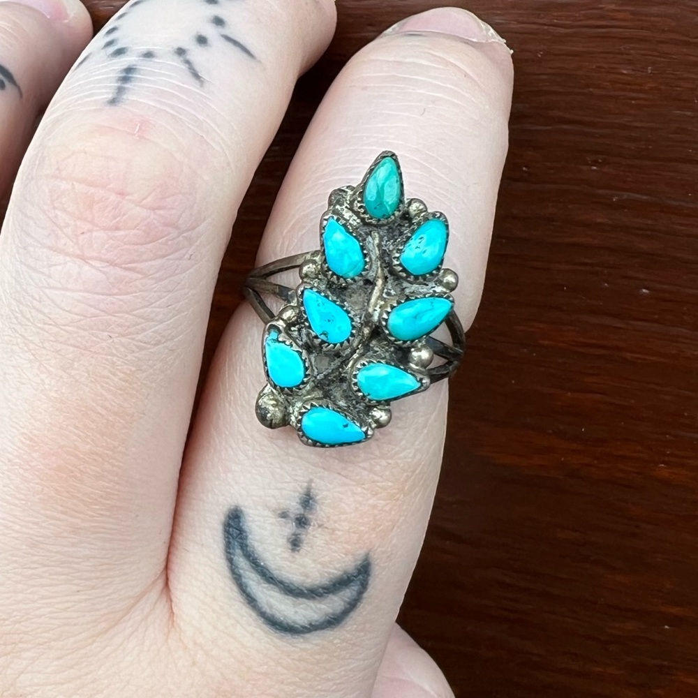Vintage Zuni Turquoise 8 Stone Leaf Ring (Engraved)